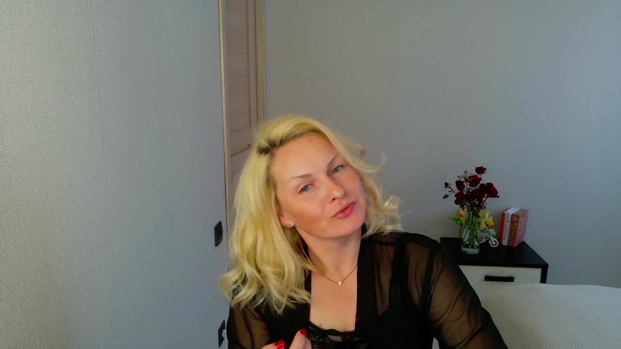 Preview photo of webcam model aliceegracee on XloveCam