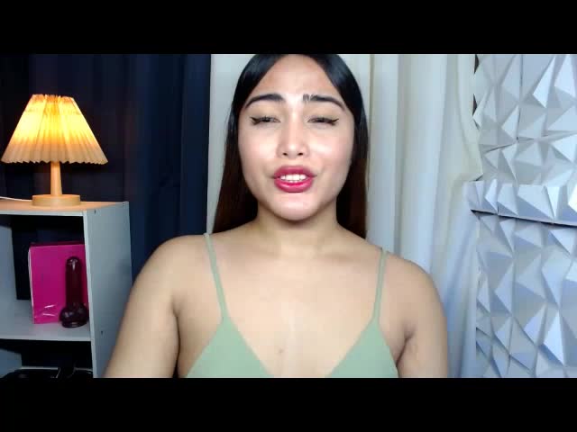 Preview photo of webcam model maliboganda on XloveCam