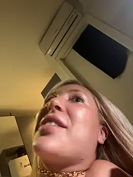 Juuhschmitt, cam model su Stripchat: foto