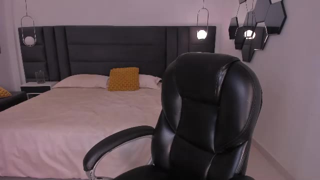 Preview photo of webcam model milalawrence_ on Chaturbate