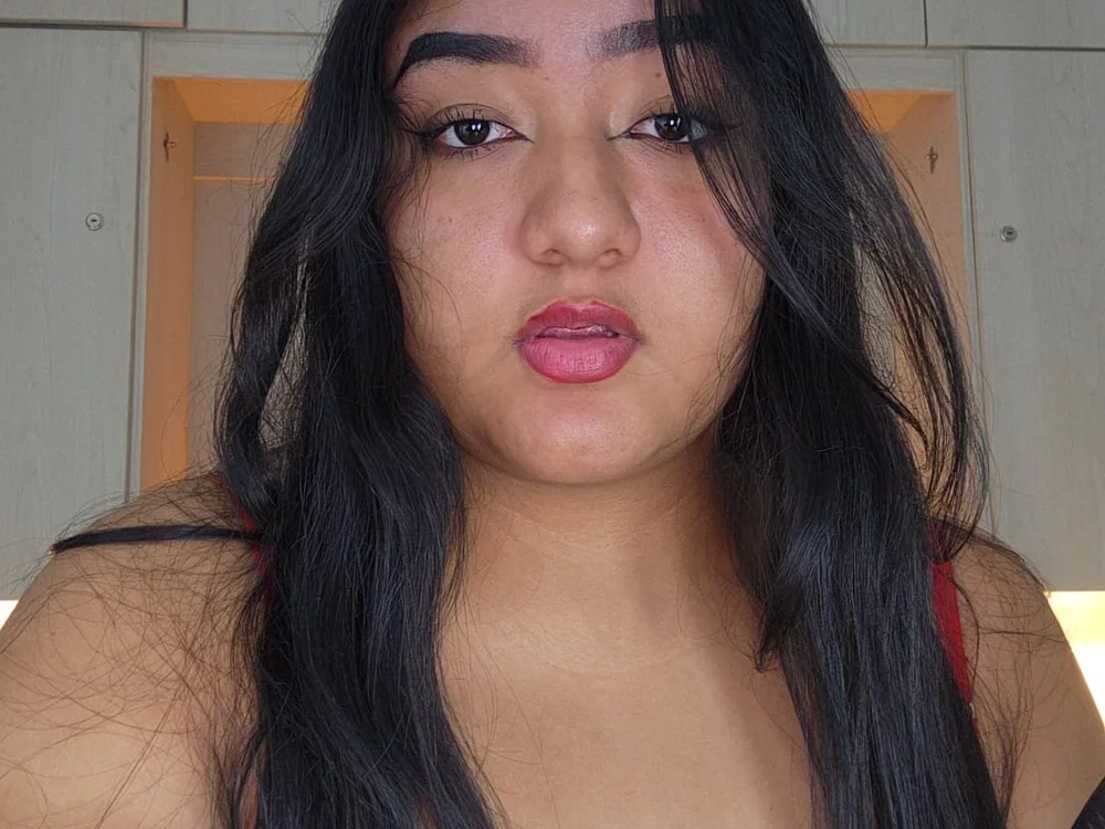 Preview photo of webcam model LilyWhitney on Stripchat