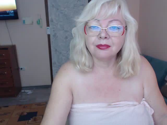 evelynloveshy — XloveCam 直播模特:照片与资料