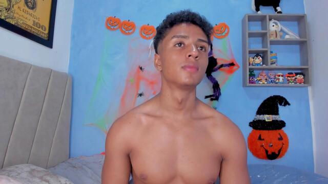 Preview photo of webcam model thiago-magnus on Flirt4Free