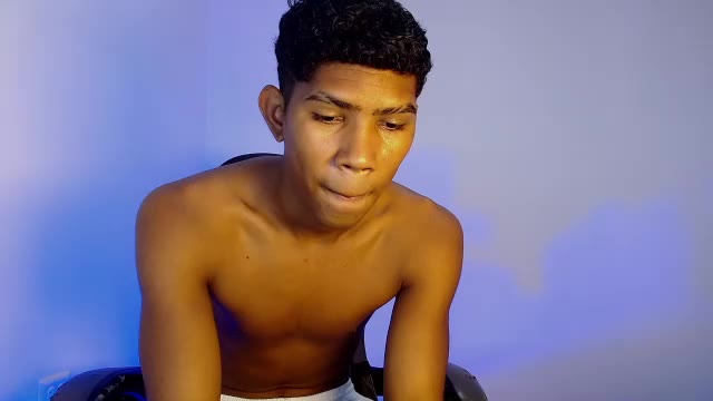 alejandro_dotado_ — Chaturbate 直播模特：照片与资料