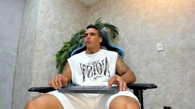 Preview photo of webcam model joseph-core on Flirt4Free