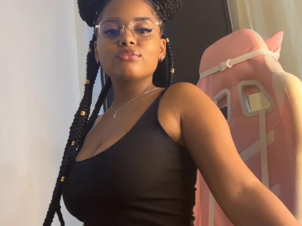 AnnePrince- – Stripchat webkamerás modell