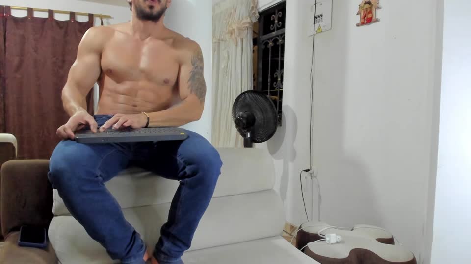 roberthunk, modelo webcam de XloveCam: fotos