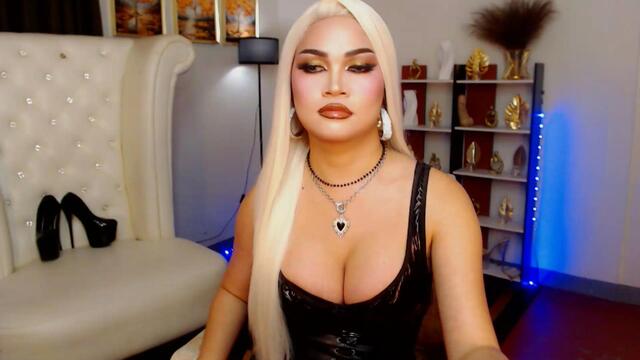 Preview photo of webcam model trish-reds on Flirt4Free