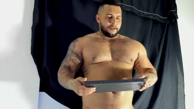 Preview photo of webcam model frankmyles01 on Chaturbate
