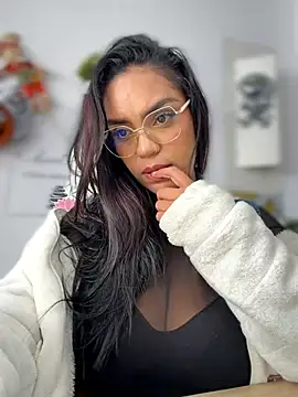 Sara-77, model webcam de Stripchat: fotos