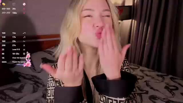 chrisme_please: عارضة كاميرا ويب على Chaturbate