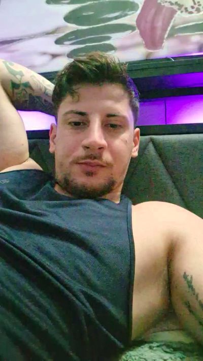 Preview photo of webcam model friend999 on Cam4