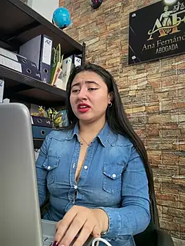 _Sarah-Office1 — Stripchat 直播模特：照片与资料