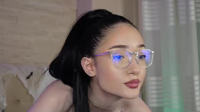 Preview photo of webcam model sara_sweetxx on Chaturbate
