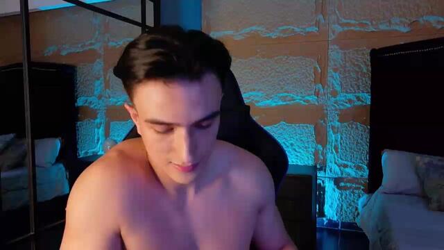 Preview photo of webcam model aslan-fox on Flirt4Free