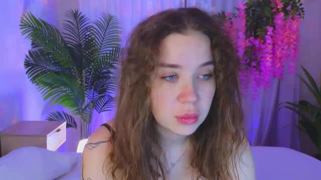 Preview photo of webcam model karen-gibsan on Flirt4Free
