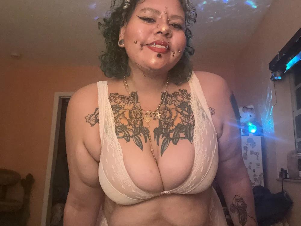 Preview photo of webcam model DivineBBWPoison on Stripchat