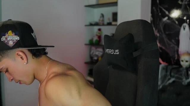 Preview photo of webcam model noahh-jacob on Flirt4Free