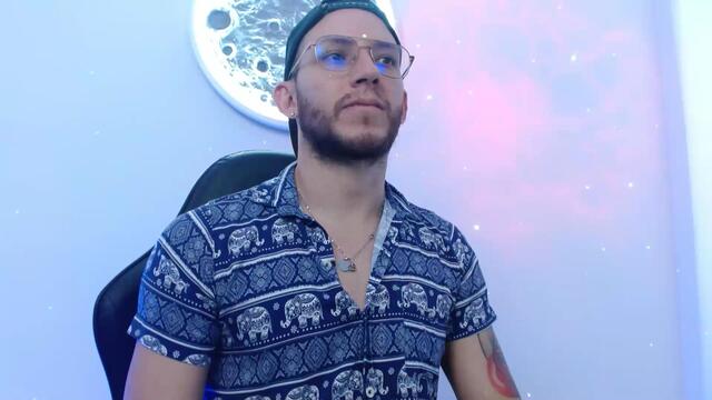 Preview photo of webcam model sammuel-rogers on Flirt4Free