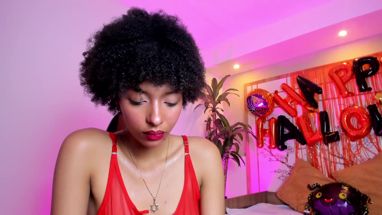 kiarakamau, modelo webcam de XloveCam: fotos