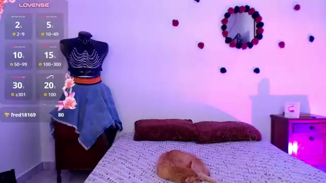 Preview photo of webcam model moira_hot on Chaturbate