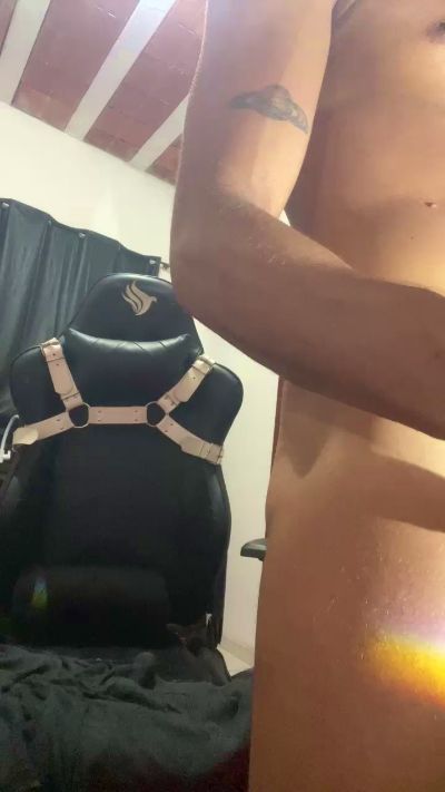 rrock23cm_fun ב-Cam4: תמונות ופרופיל