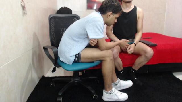 adam-and-kendry-and-carlos – Webcam-Modell auf Flirt4Free