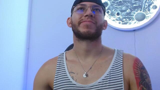 Preview photo of webcam model sammuel-rogers on Flirt4Free
