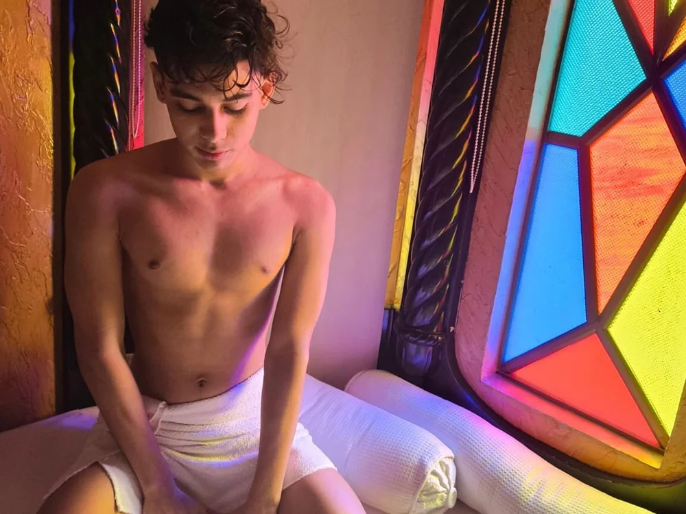 AliottTwink, webcammodel på Stripchat: fotos