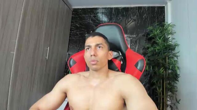 Preview photo of webcam model erik-castle on Flirt4Free