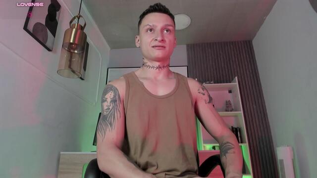 arthur-phoenix: عارضة كاميرا ويب على Flirt4Free