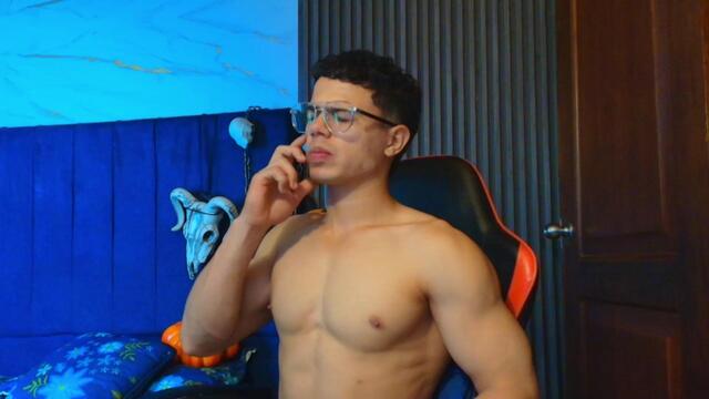 travis-lewis: عارضة كاميرا ويب على Flirt4Free