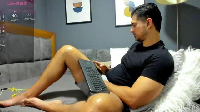 wext: عارضة كاميرا ويب على Flirt4Free