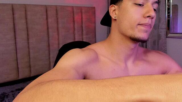 Preview photo of webcam model valkor-rian on Flirt4Free