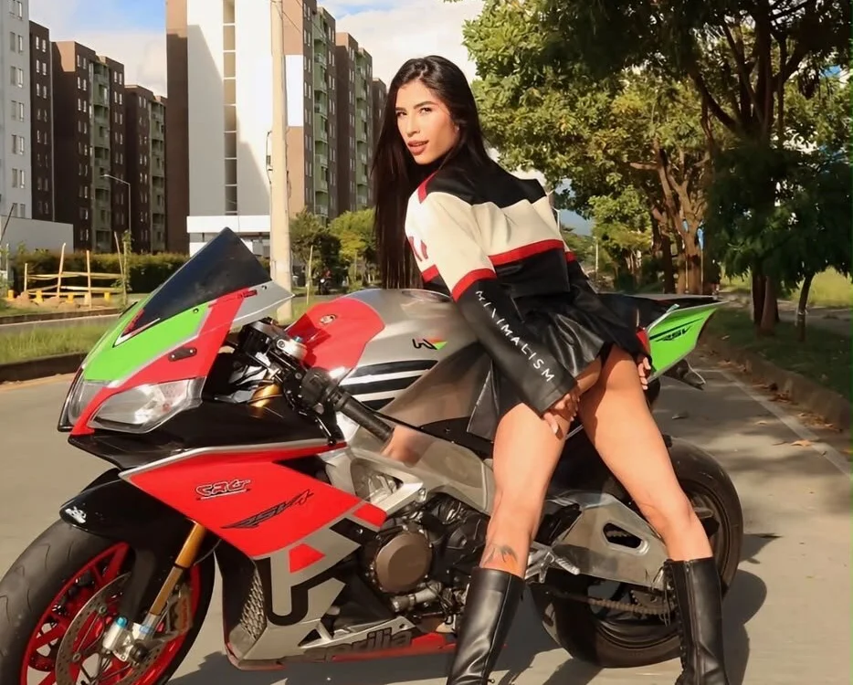 ArianaCastillo1 — Stripchat 直播模特：照片与资料