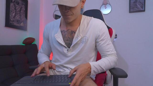 Preview photo of webcam model chepe-vauser on Flirt4Free