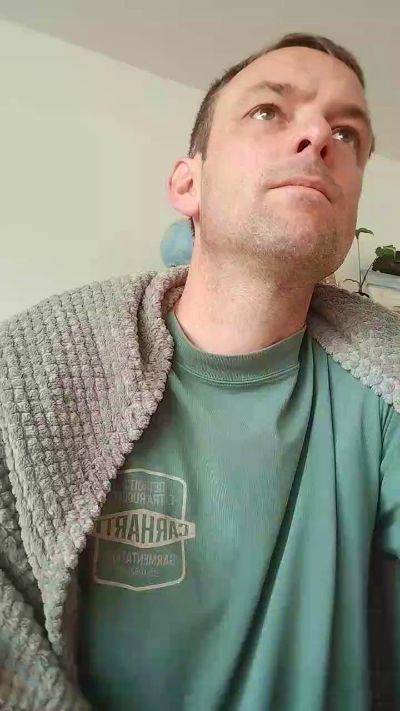 Preview photo of webcam model ben2415 on Cam4