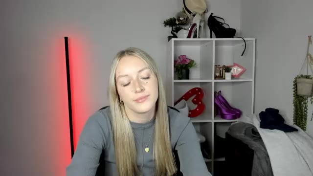 Preview photo of webcam model evelynblond on Chaturbate