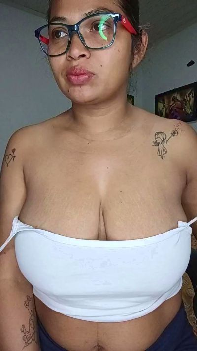 chalohottt: عارضة كاميرا ويب على Cam4