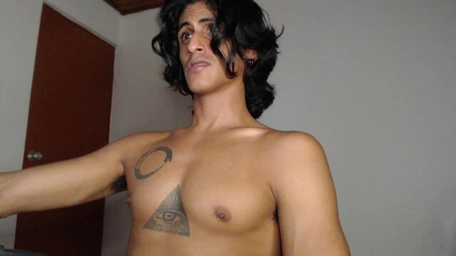 Preview photo of webcam model noah-kooper on Flirt4Free