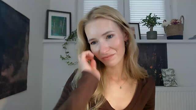 lucy-flowers – Flirt4Free webkamerás modell