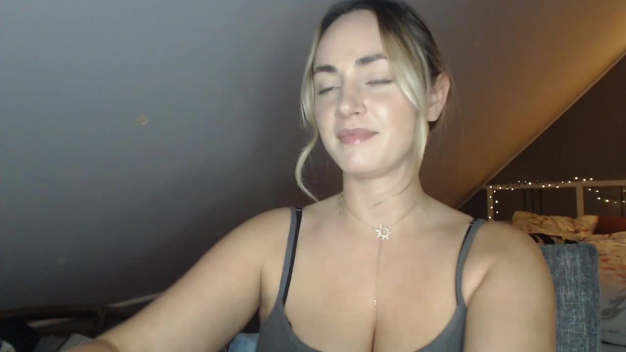 scarlettlips — XloveCam 直播模特:照片与资料