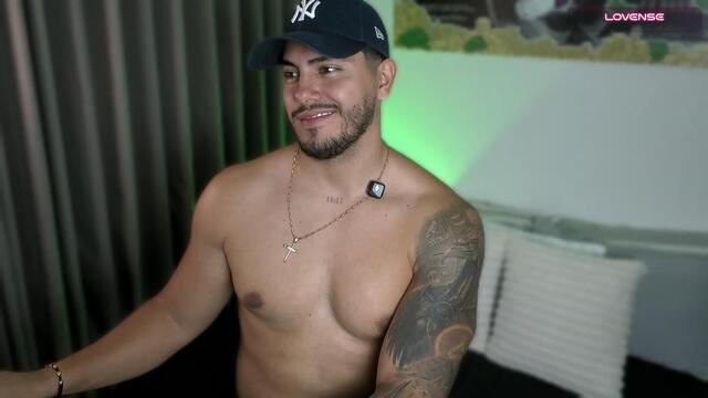 owen-pierces: عارضة كاميرا ويب على Flirt4Free