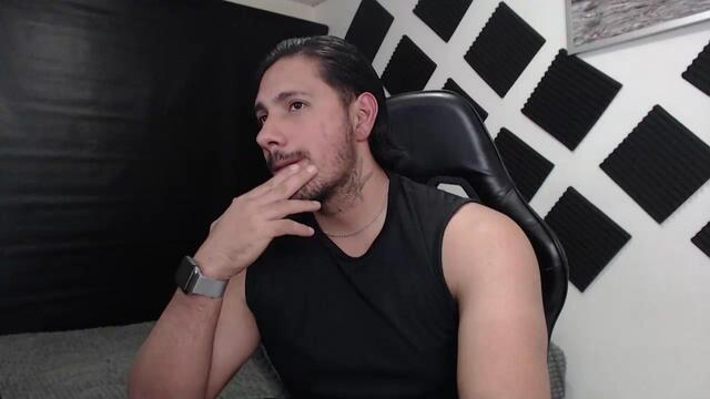 Preview photo of webcam model aaron-stark on Flirt4Free