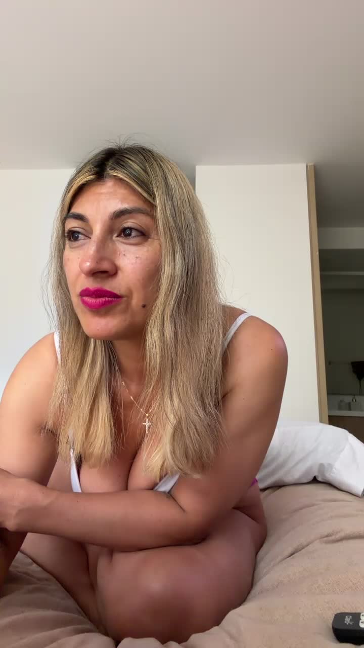 lunabeya — XloveCam वेबकैम मॉडल: फ़ोटो