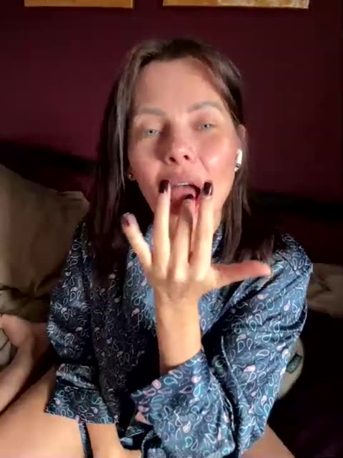 evita1-1, model webcam de BongaCams: fotos