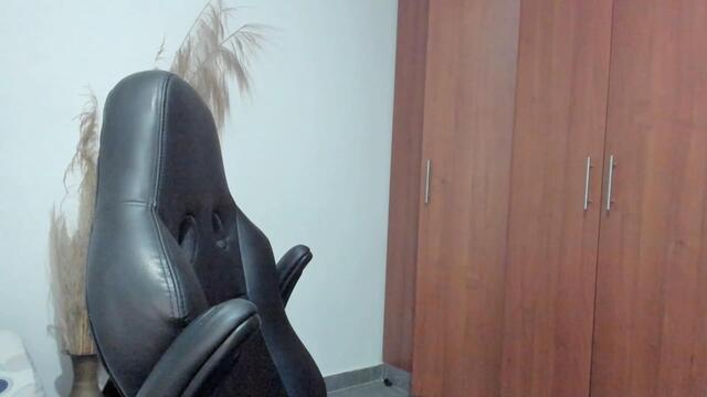 Preview photo of webcam model owen-dark on Flirt4Free
