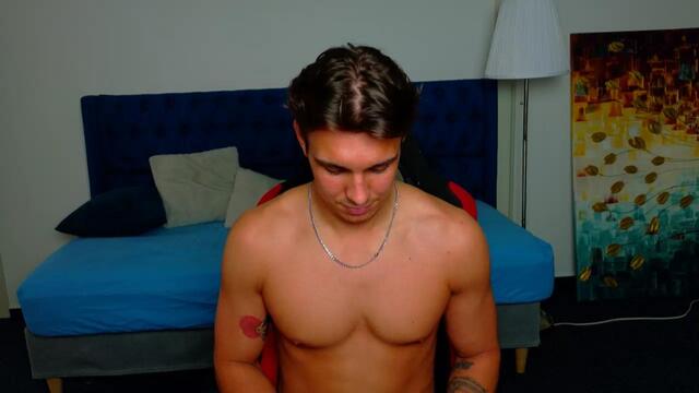 Preview photo of webcam model troy-efron on Flirt4Free