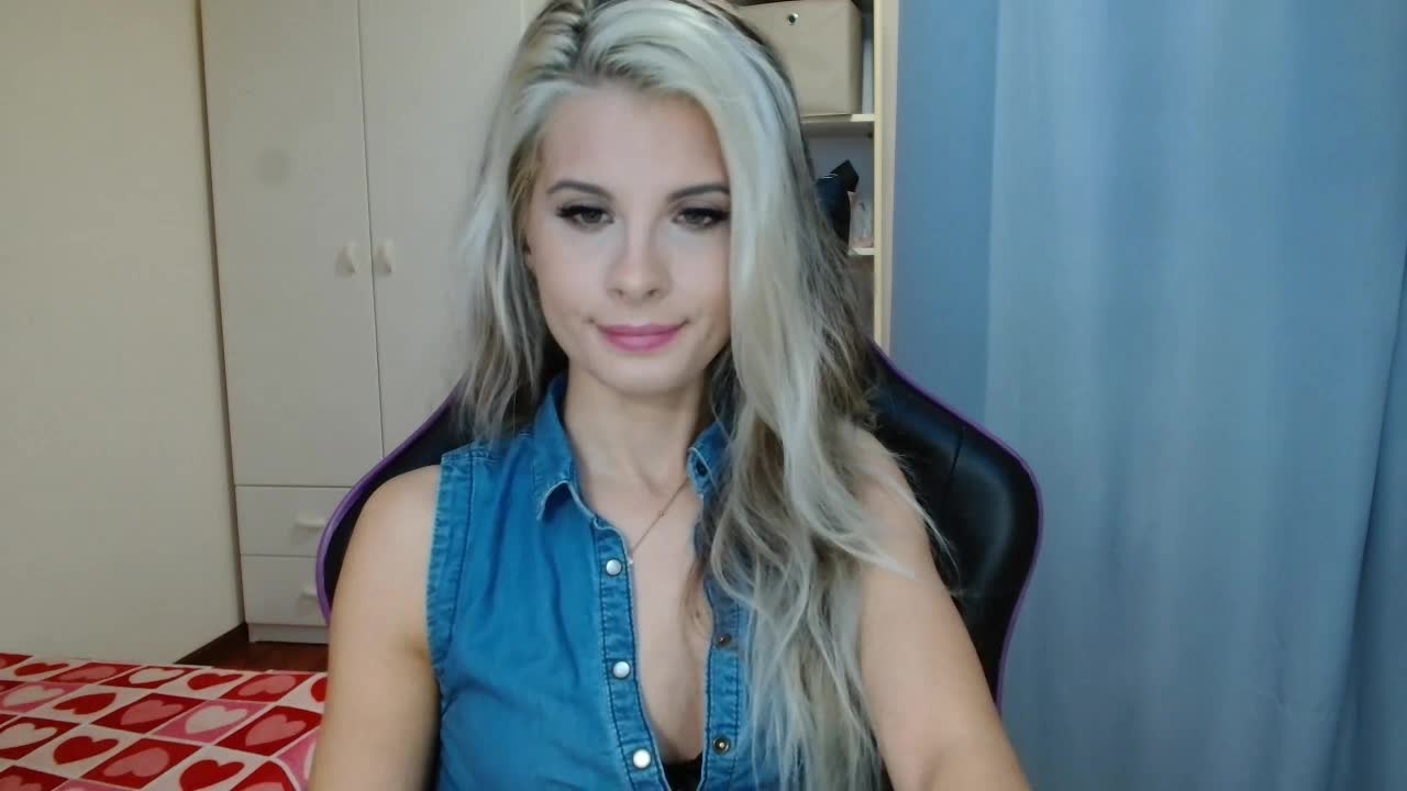 Preview photo of webcam model kristinelovely on XloveCam