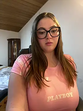Kamilla_Loop – Stripchat webkamerás modell